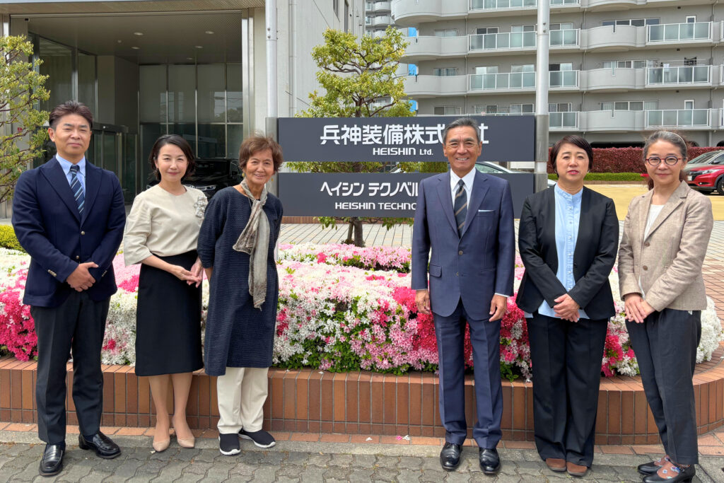 (写真左より)株式会社パリミキ 代表取締役社長 恒吉 裕司様、NPO法人つなげる 代表理事 中原美智子様、認定NPO法人女性と子ども支援センタ、ウィメンズネット・こうべ 代表理事 正井 禮子、兵神装備株式会社 代表取締役会長 小野 純夫様、特定非営利活動法人こどもサポートステーション・たねとしずく代表理事 大和 陽子様、しんぐるまざあず・ふぉーらむ・神戸ウエスト 代表 安木 麻貴様